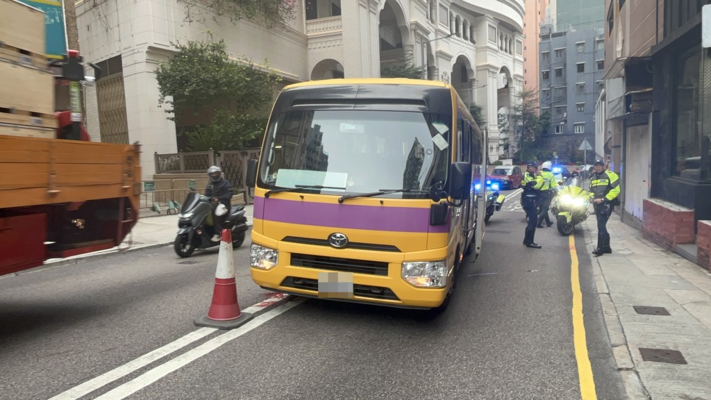 校巴撞倒過路老翁。楊偉亨攝