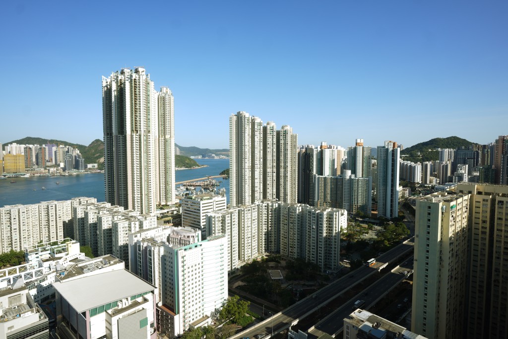 有商界中人透露，早前与内地官员讨论香港经济前景，对方形容「楼市搞不活，经济怎会好」。资料图片