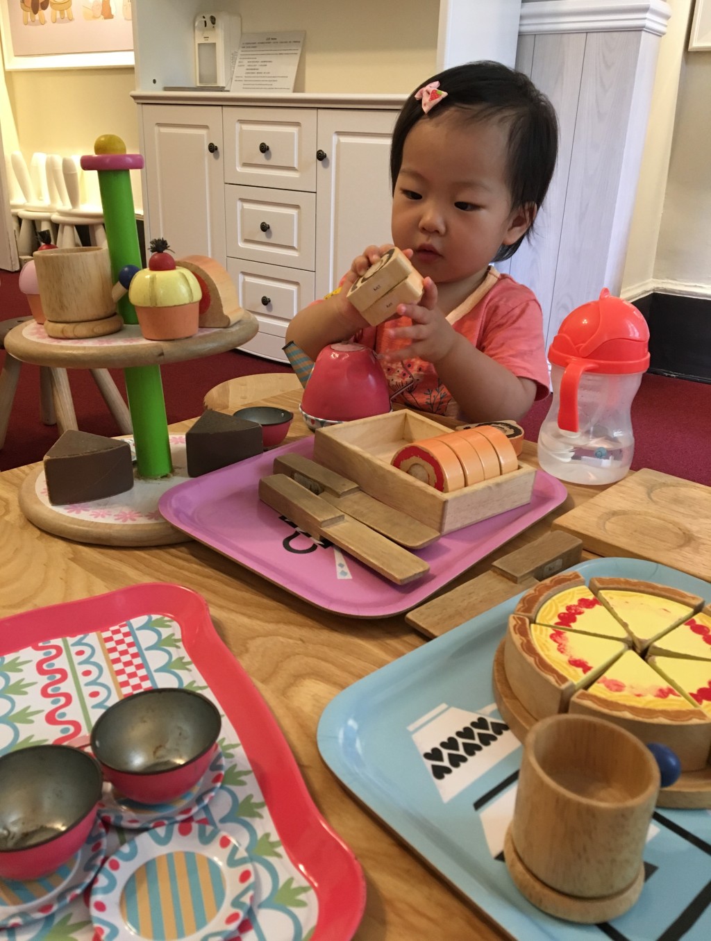 遊覽香港公園走得累了，到茶具文物館和小朋友 一起認識茶道、在遊戲室扮演茶客小休一番。（圖片來源：《親子王》）