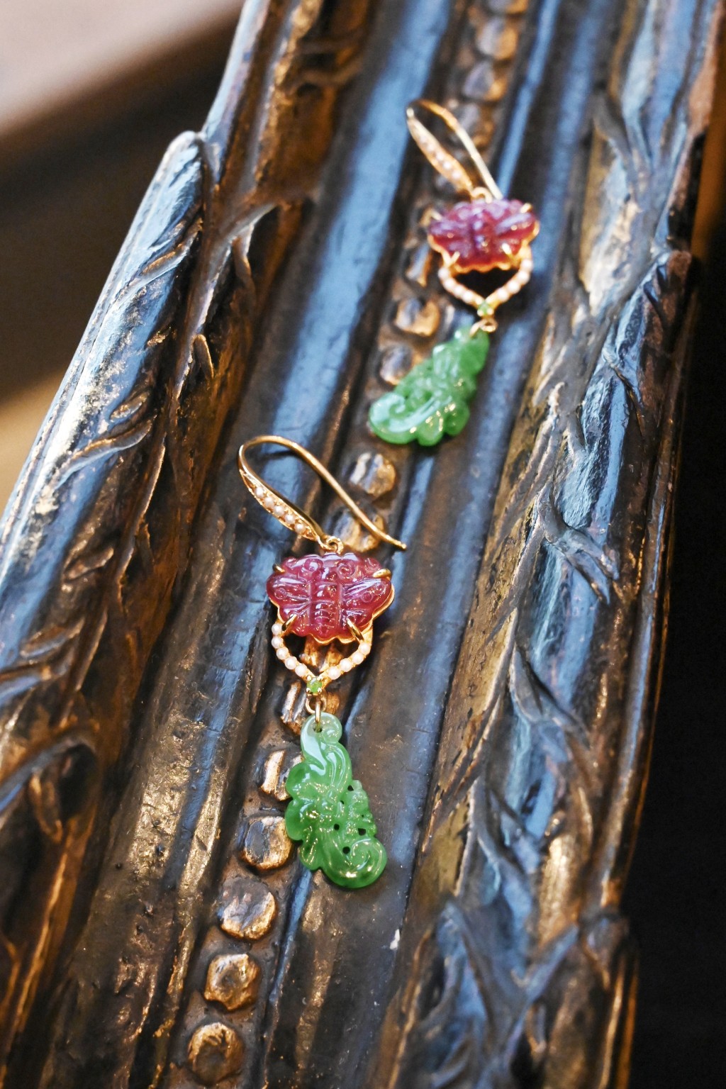 Loretta將兩枚小巧的古玉翡翠，重新配以黃金、鑽石及碧璽，設計出這對別致的耳環，配襯日常時着也絕對適合。