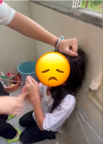 另一影片,女生被扯住頭髮及掌摑。 另一影片,女生被扯住頭髮及掌摑。