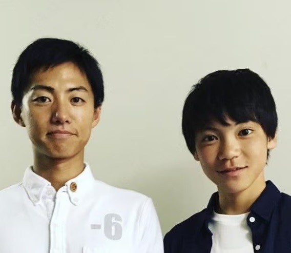 2014年，若山耀人被任命为家乡岐阜县美浓加茂市的「座右铭美浓加茂梦想大使」，并与市长藤井浩人（左）合照。