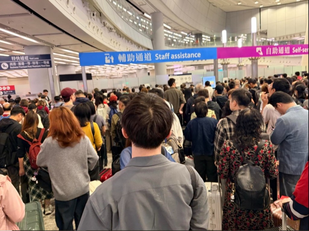 今日一大清早西九龍高鐵站就擠滿排隊人龍。Thread相片