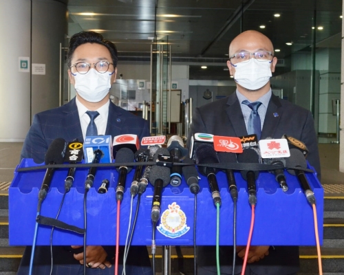 網絡安全及科技罪案調查科警司譚威信(左)匯報案情。