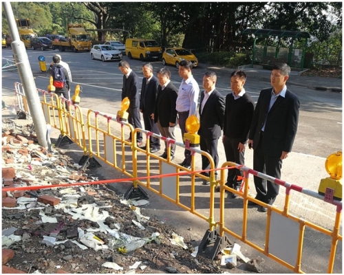 邱伟强(蓝色恤衫者)多名高层穿上素色衣服到达现场默哀。梁国峰摄
