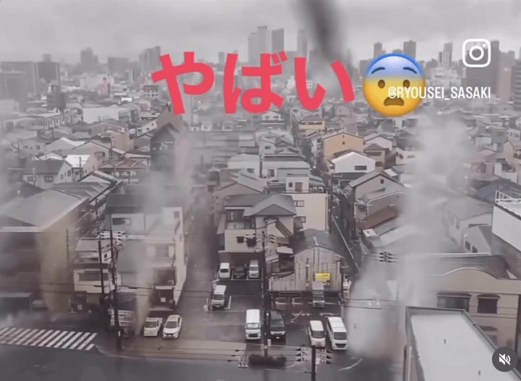 大阪市內街道下水道孔洞，如同人工噴泉般連續射出巨型水柱。Threads@artemisglamour 