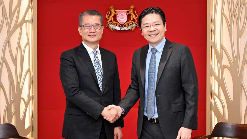 財政司司長陳茂波三月二十九日展開新加坡訪問行程。圖示陳茂波（左）與新加坡副總理兼財政部長黃循財（右）會面。（政府新聞處）