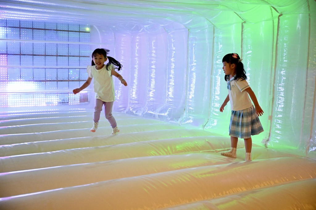 全球最大的「 JW 兒童樂園」相當好玩，幻彩光影中跳彈床必成家長打卡之選。（圖片來源：《親子王》）
