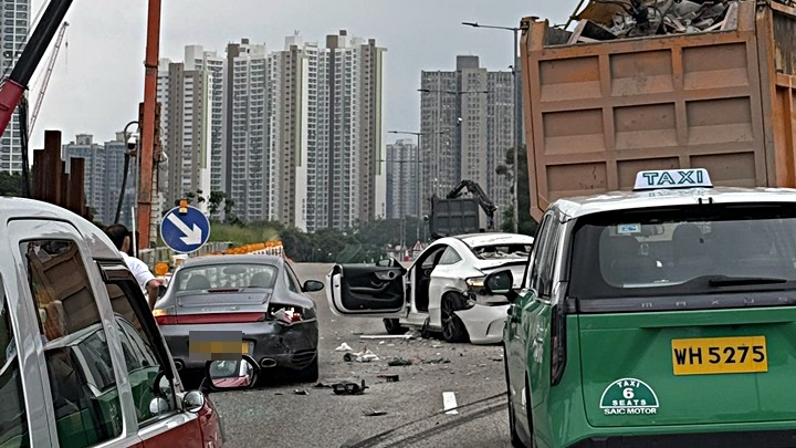 兩私家車在粉嶺公路相撞。網圖