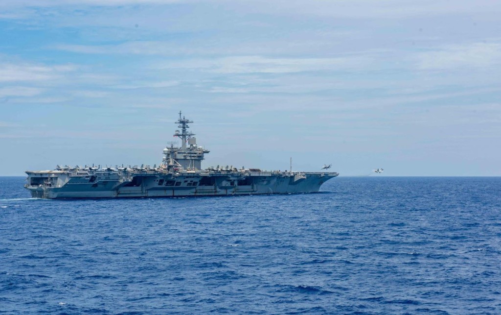 美军航空母舰“罗斯福号”于南韩釜山港停泊期间，遭无人机偷拍。FB