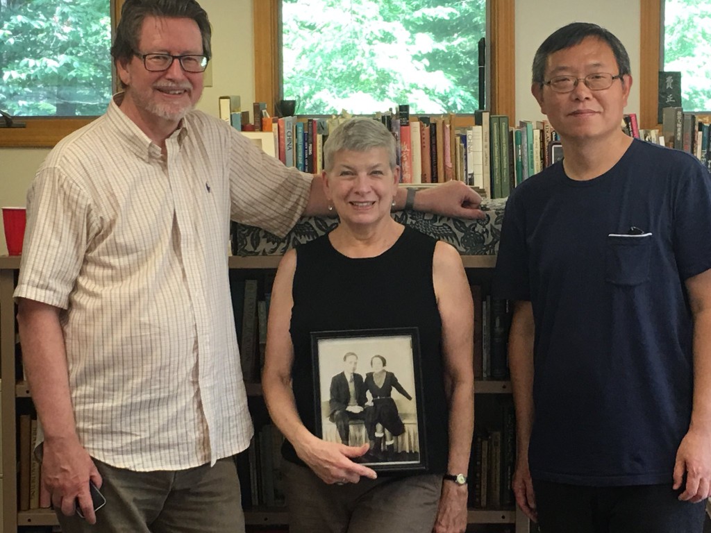 費正清女兒霍利（中）向清華大學捐出一批珍貴的資料。資料圖片