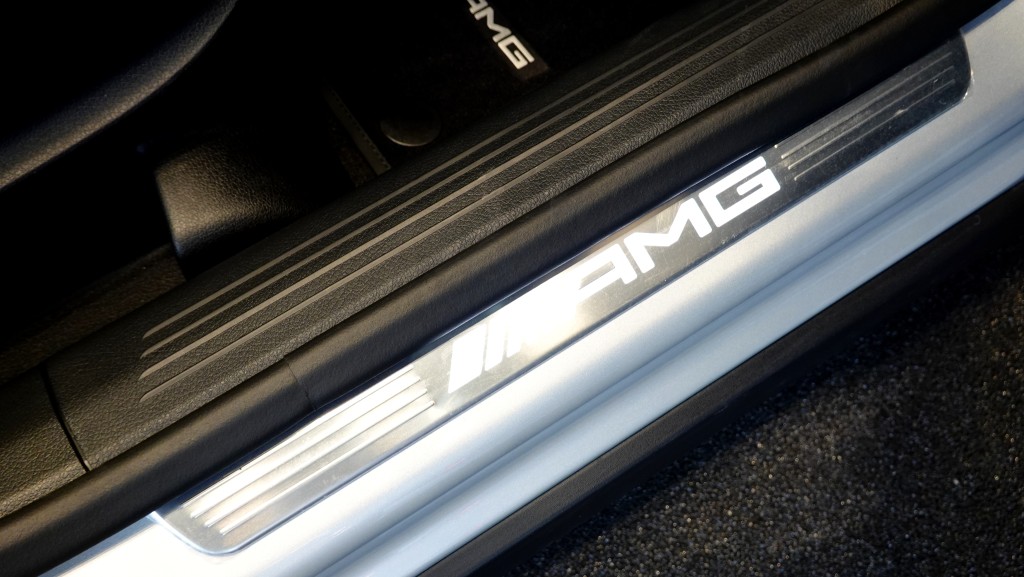 平治Facelift新版GLB35 4Matic配有AMG金属门槛
