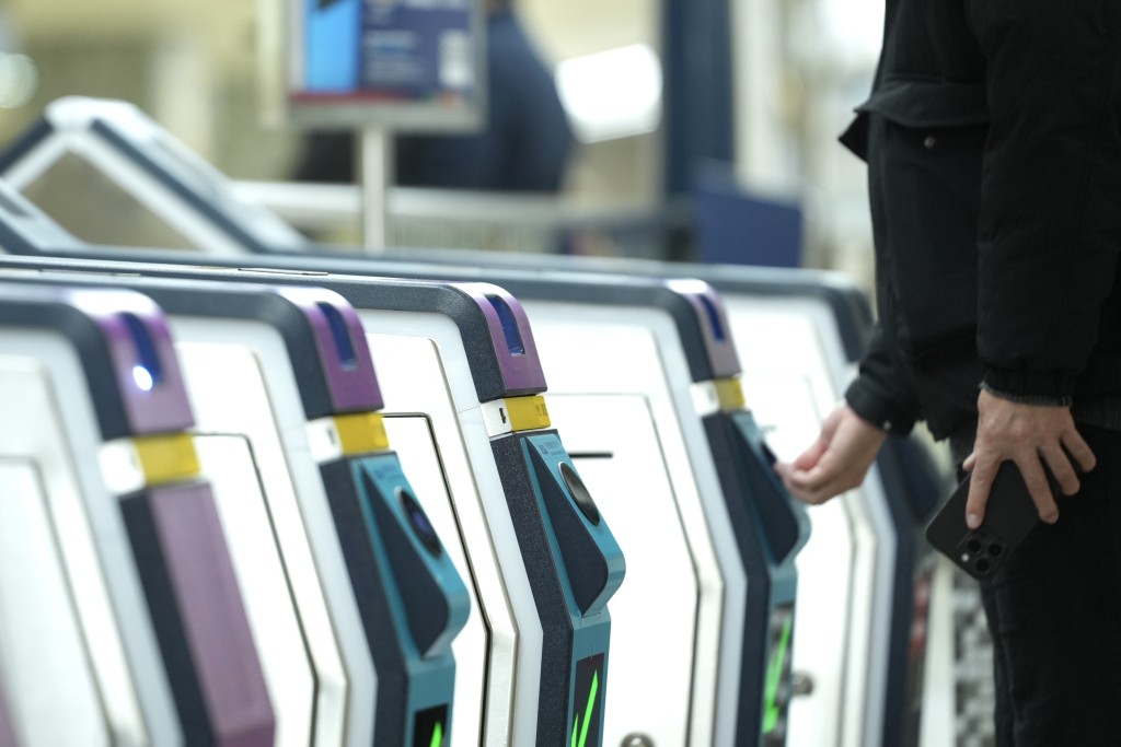 港鐵今日推出感應式信用卡出入閘新服務，並以淺藍色提示。劉駿軒攝