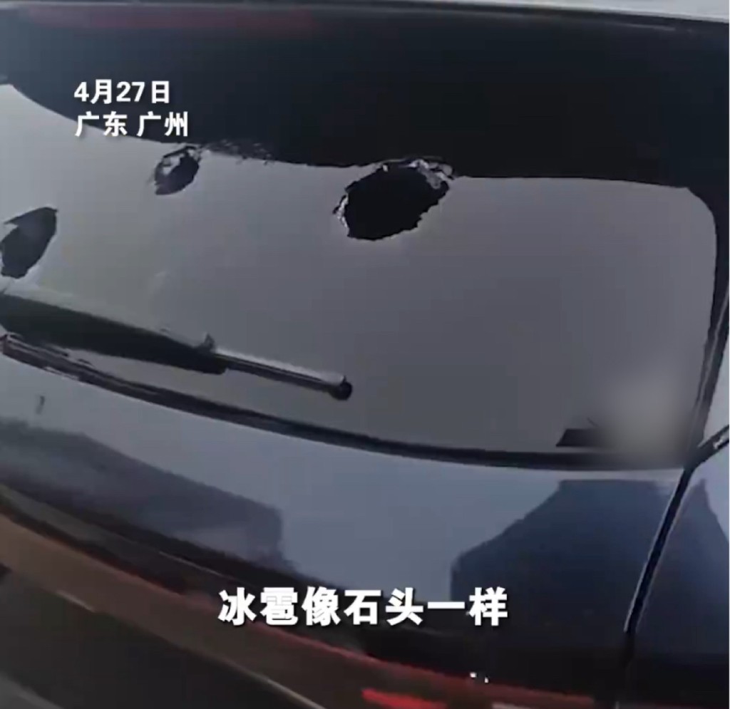 汽车车窗被砸出洞。