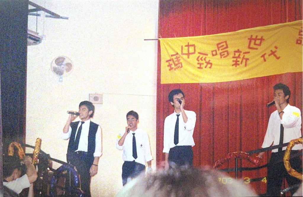 周吉佩直到中學畢業典禮上，獲朋友邀表演獻出「第一次」。