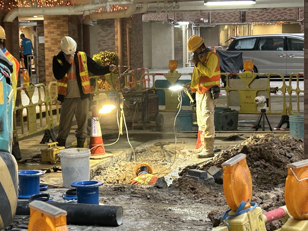 工程人員正進行更換喉管工程。曾志恒攝