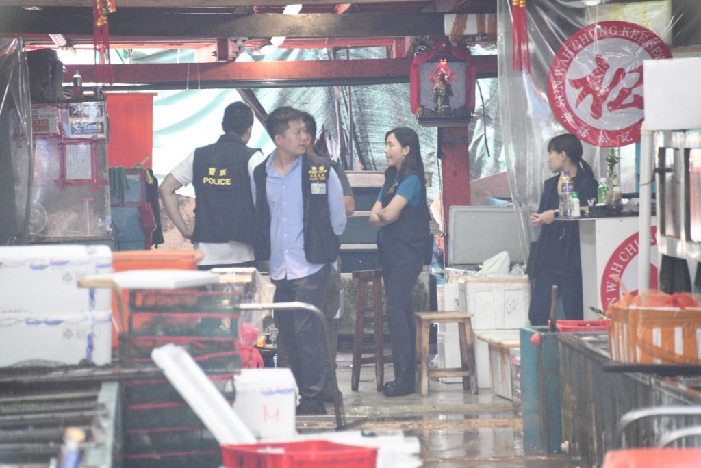 人员巡查香港仔鱼市场。杨伟亨摄