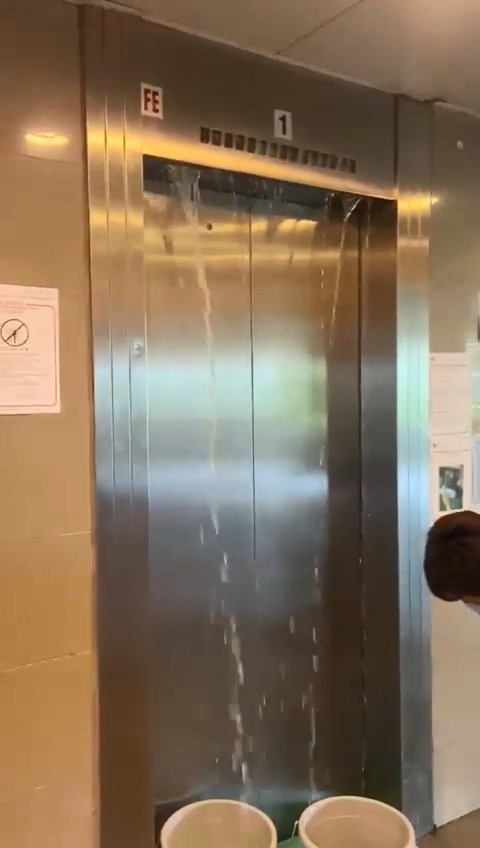 大量鹹水從升降機湧出。網上片段截圖