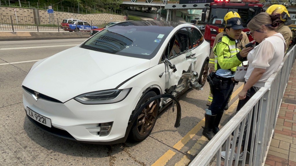 私家車左車身撞毀。楊偉亨攝