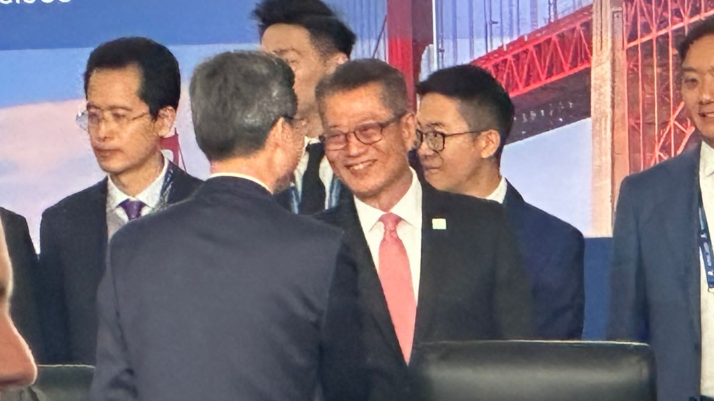 財政司司長陳茂波與中國財政部長藍佛安兩人曾握手交談及合照。