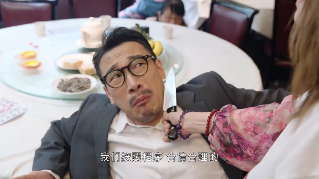 持刀挾持疑似中飽私囊的法團代表泰臣。 持刀挾持疑似中飽私囊的法團代表泰臣。