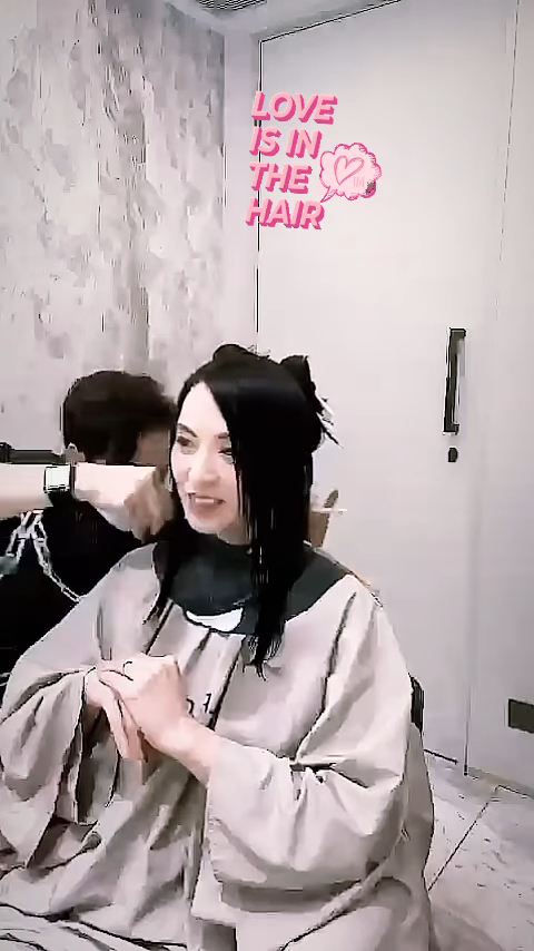 陳煒最近晒出剪頭髮的縮時短片，原本過肩長髮變成清爽短髮。