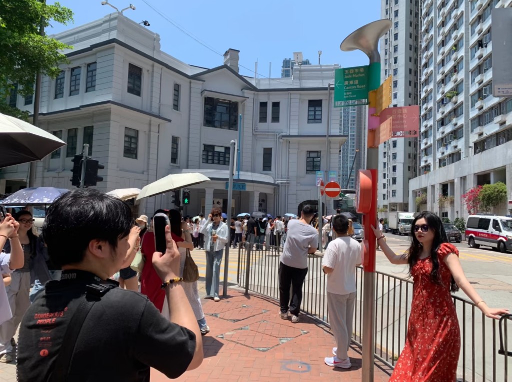 遊客在油麻地警署拍照。小紅書圖片 遊客在油麻地警署拍照。小紅書圖片
