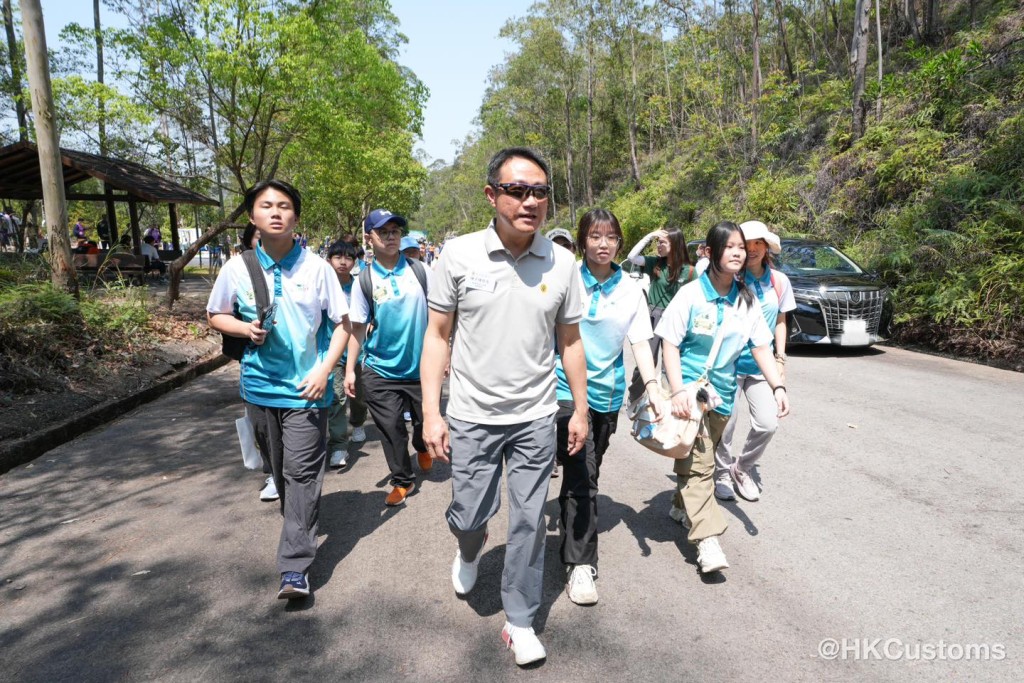 海關關長陳子達今日(22日)帶領Customs YES 會員齊集元朗大棠，參加由羣力資源中心「綠的歡欣」主辦的「香港植樹日2025」。