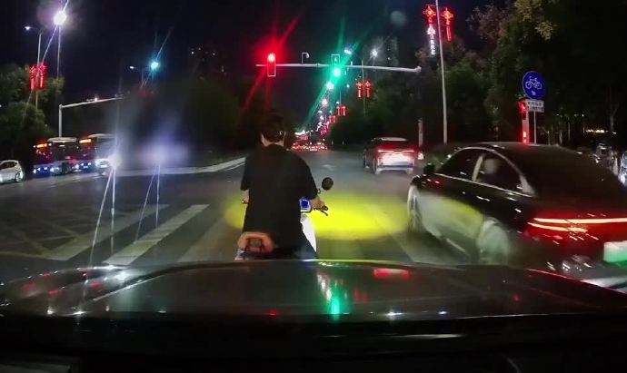 湖南孕妇驾“电鸡”恶意逼车，气得后车司机一脚踢向对方。