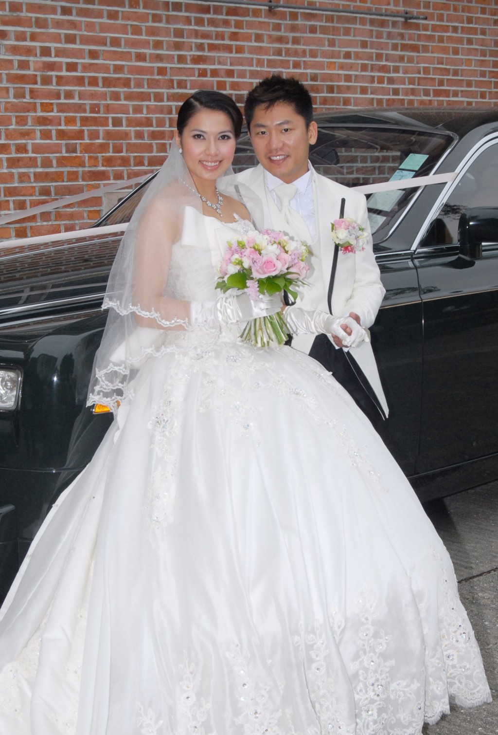 可岚于2010年与第一任老公尤子威举行婚礼。