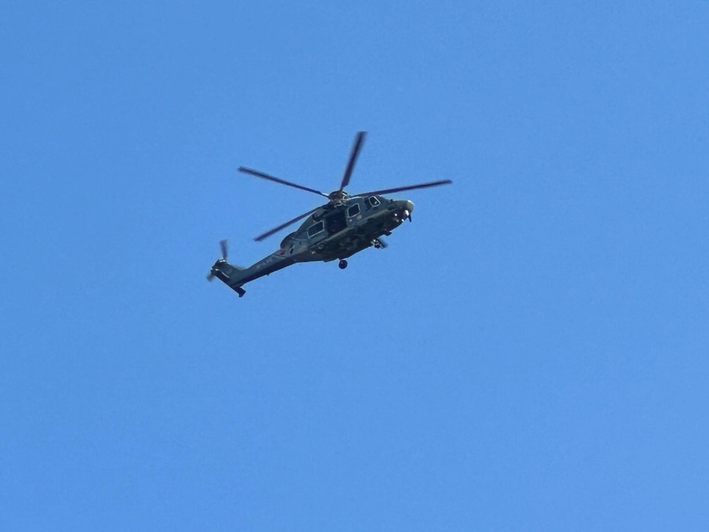 政府飞行服务队直升机亦在上空盘旋，惟一直未有发现。