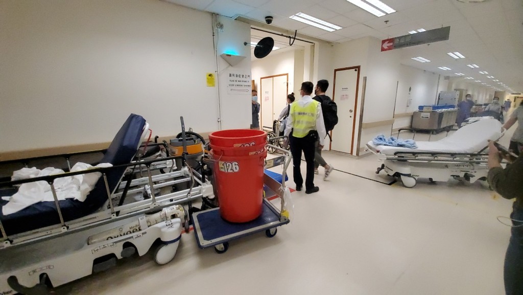 屯门医院水浸，院方安排病人转院，并清理积水。杨伟亨摄