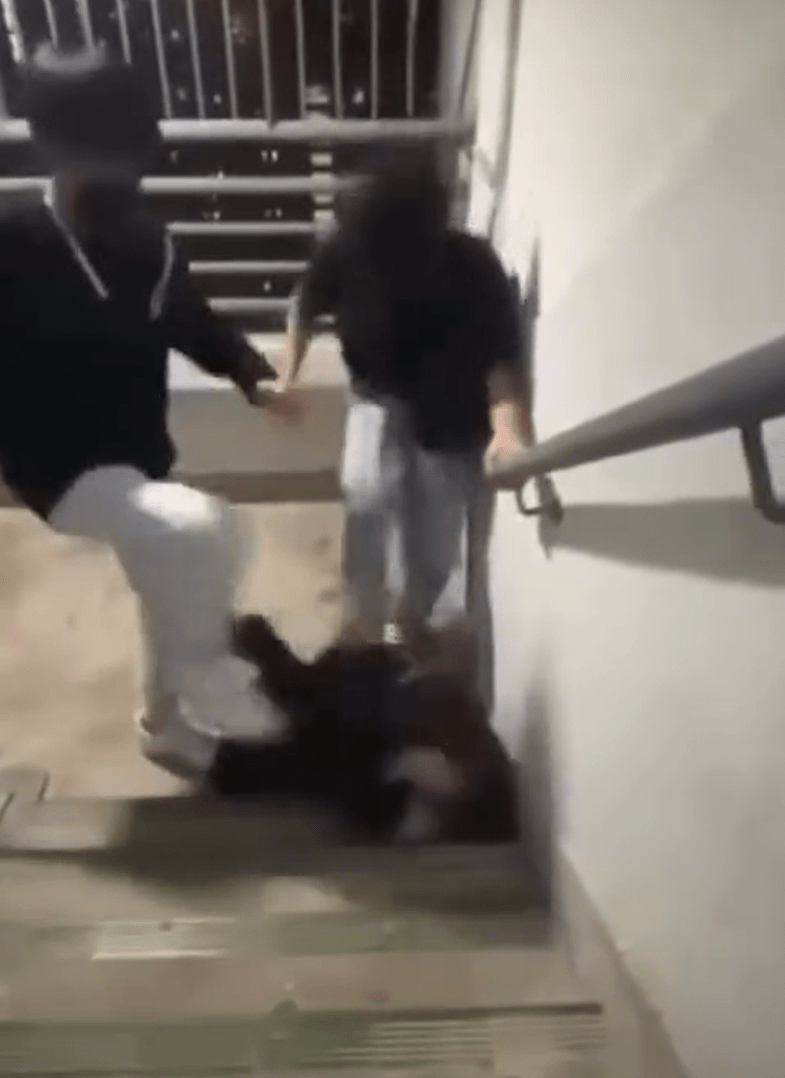 少女被推跌地上被人踩頭。網上截圖