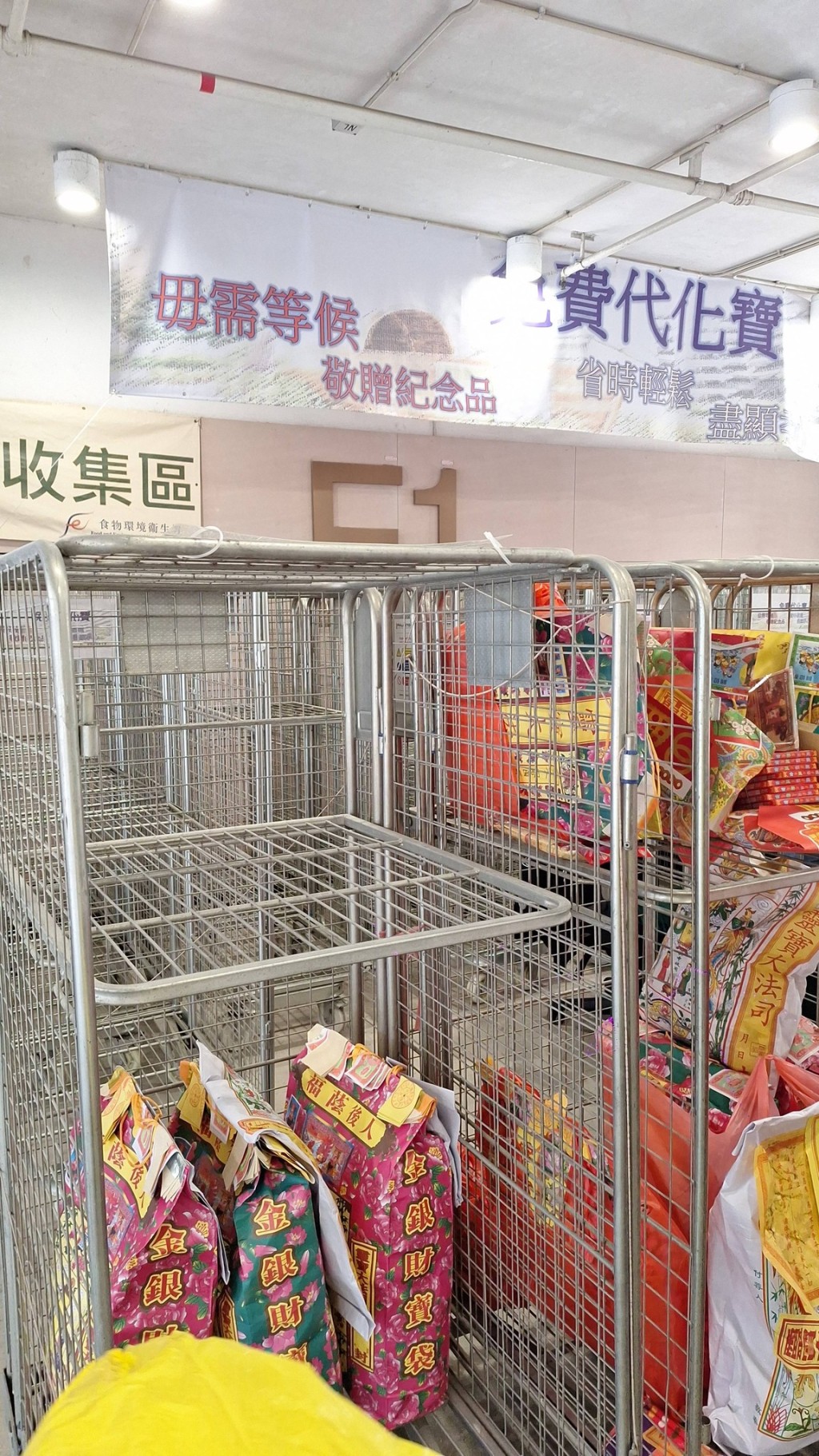 清明祭祖,孝子賢孫會選擇燒衣包給先人聊表心意。 清明祭祖,孝子賢孫會選擇燒衣包給先人聊表心意。
