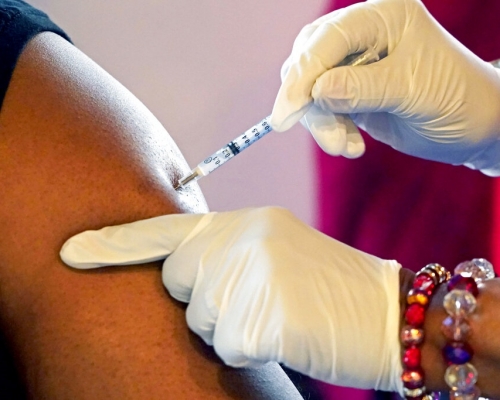 美國上周日均有近100萬人接種加強劑。美聯社圖片