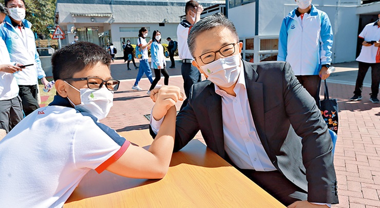 一名15歲的少訊會員與蕭澤頤進行「拗手瓜」挑戰。《警聲》圖片