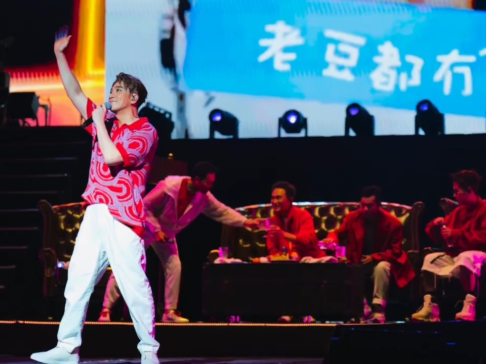 吴卓羲与多位歌手于马来西亚举行《燃烧吧！我们的哥演唱会》。