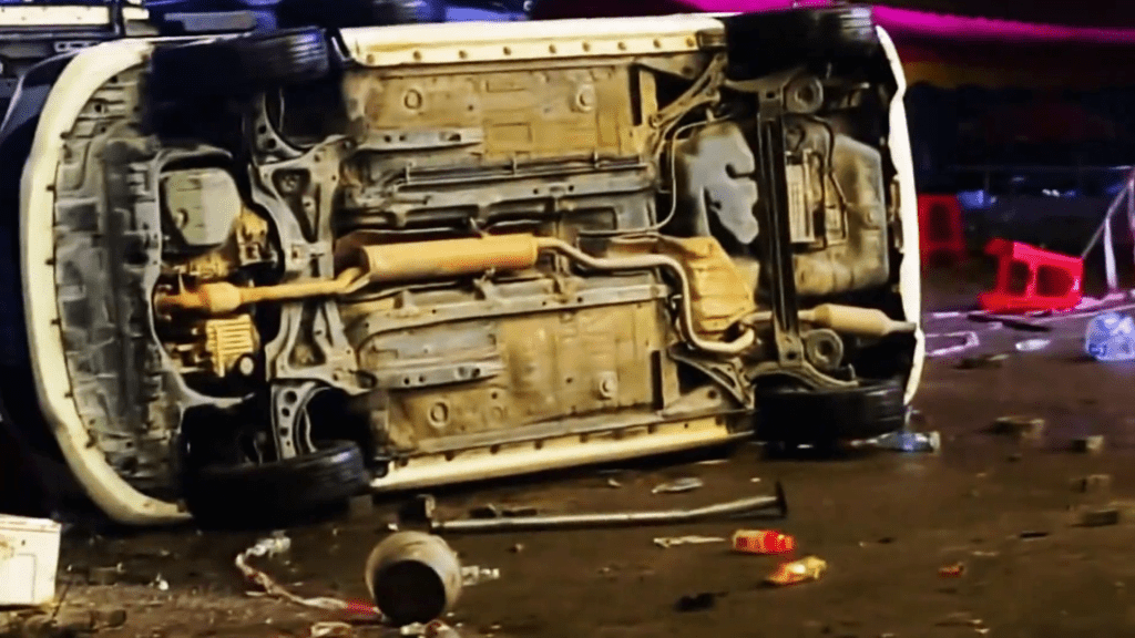 網片顯示,現場有多輛汽車被推翻。 網片顯示,現場有多輛汽車被推翻。