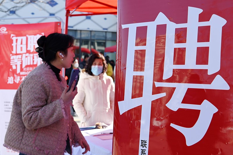 中国的5月城镇调查失业率维持在5%。新华社