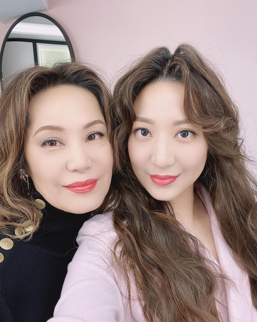 汪圓圓同媽咪似足兩姊妹。 汪圓圓同媽咪似足兩姊妹。