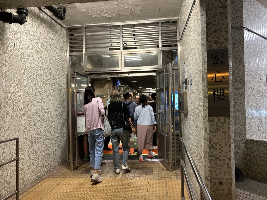 青衣長亨邨一名八旬翁墮斃，警方其後到其長宏邨宏心樓住所調查，發現屋內一名女子死亡。曾志恒攝