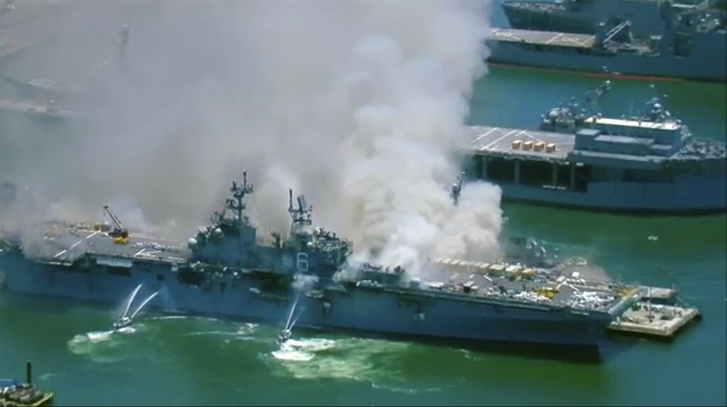 美國海軍兩棲攻擊艦發生爆炸，引發三級大火。AP