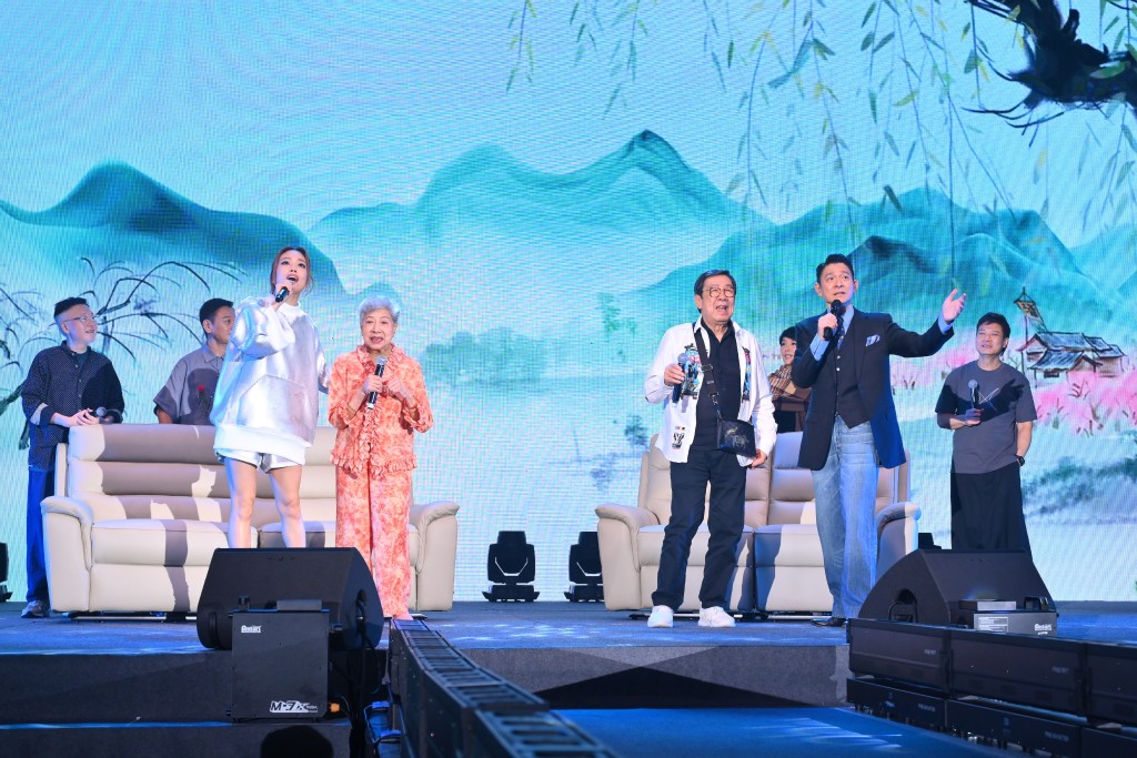 胡楓（右二）出席劉德華生日會，與容祖兒、羅蘭、壽生合唱《分飛燕》。