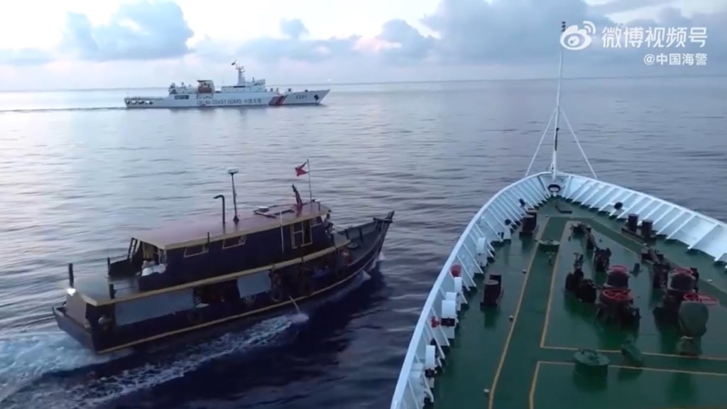 中菲兩國船隻在仁愛礁發生碰撞，令兩國外交關係緊張。影片截圖