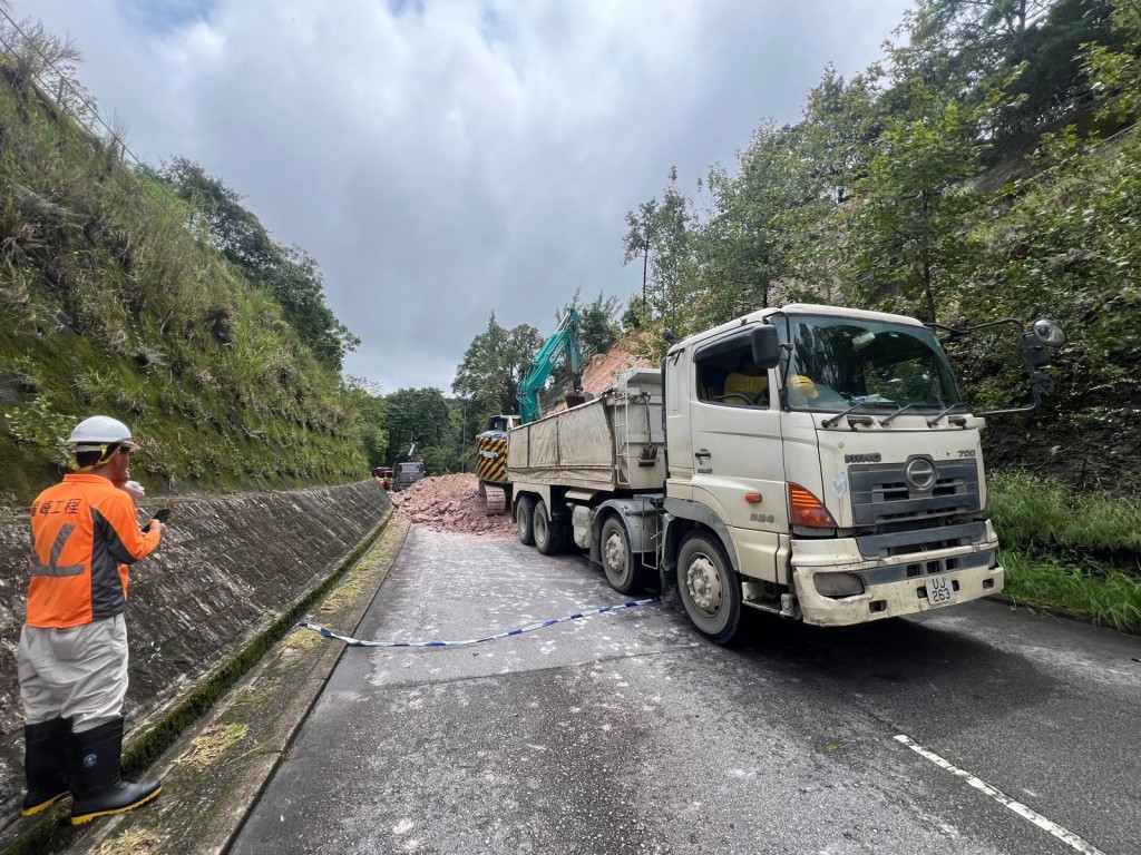 路政署承建商隨即出動大量大型機械協助盡快清理倒塌在斜坡面和路邊的沙泥。路政署fb圖片