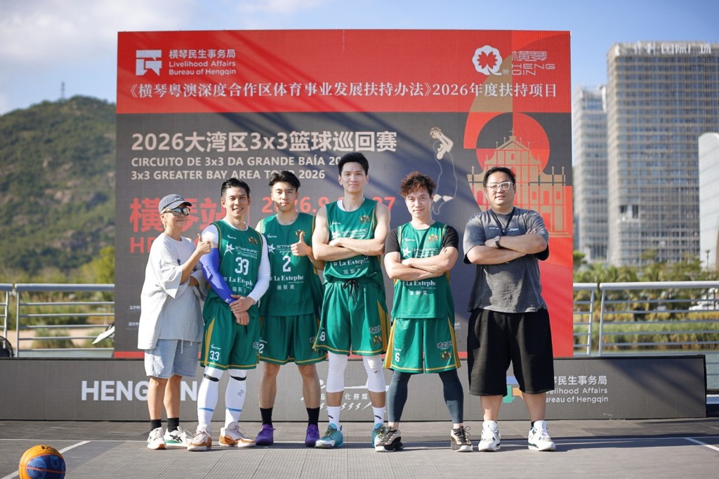 「星BA」聯合發起人老傑龍（右）、潘美臻（左）與今次參賽隊員合照。