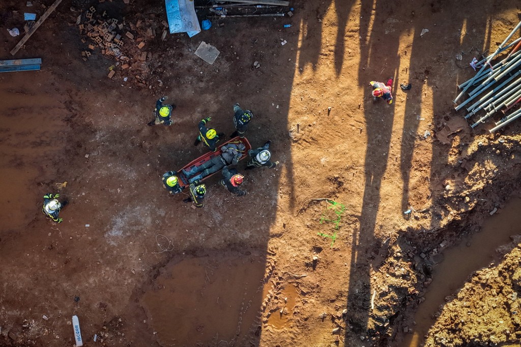 南非約翰內斯堡地盤塌樓 至少6死2人被困。路透社