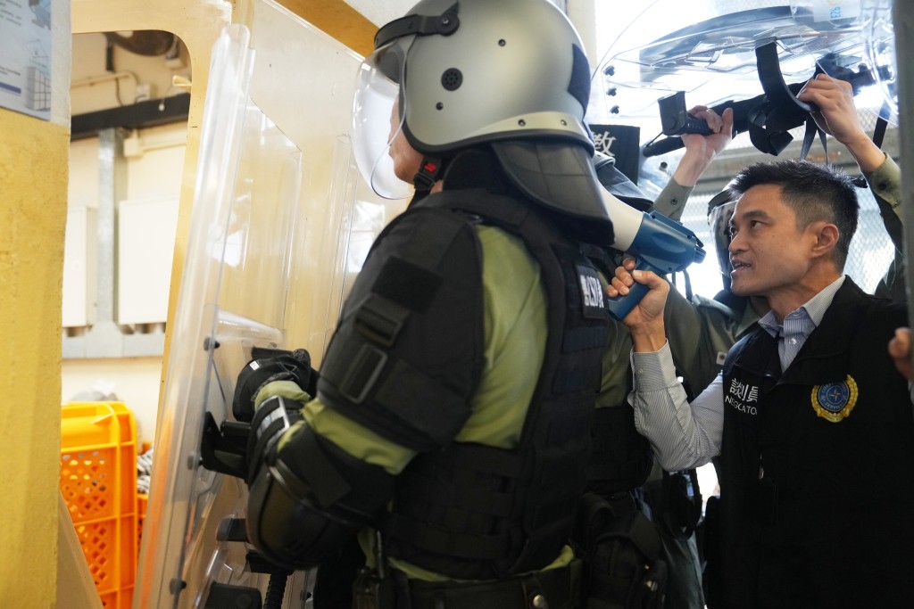 懲教署談判專家在演習中,模擬與違紀在囚人士耐心溝通。 懲教署談判專家在演習中,模擬與違紀在囚人士耐心溝通。