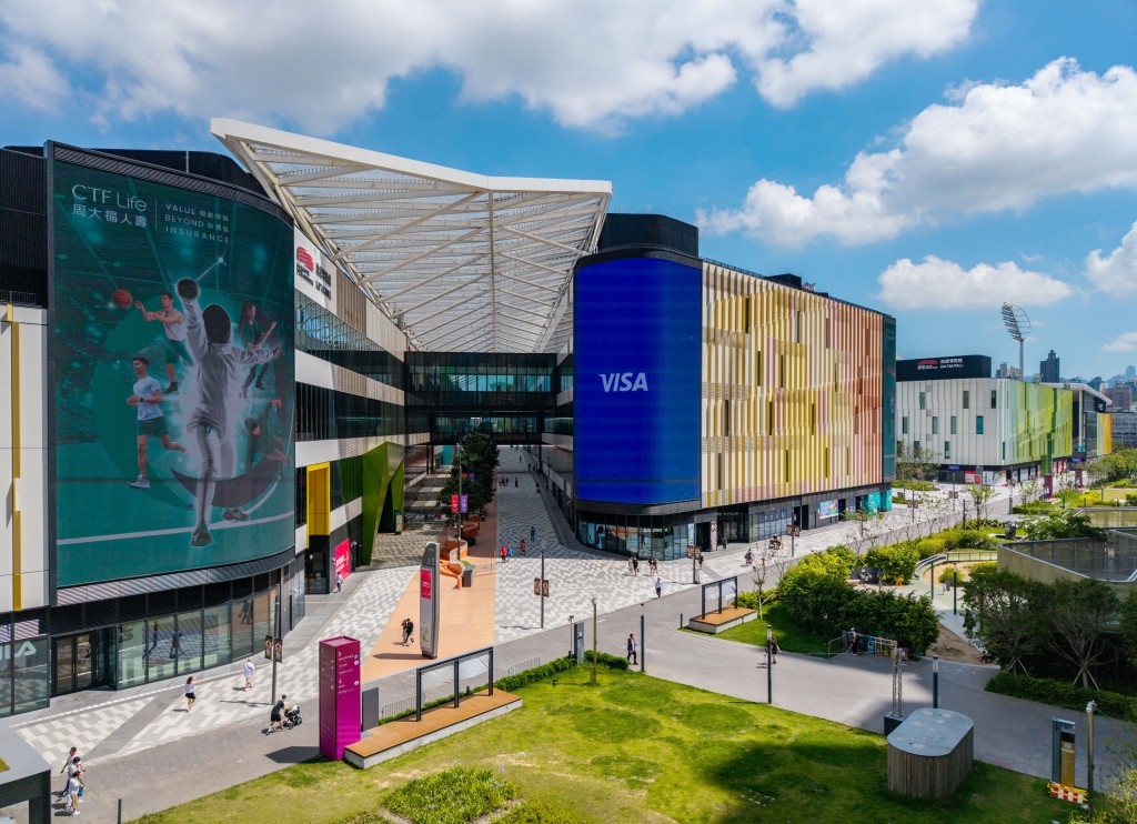 主場館的設計是這一哲學的凝練表達，其構思為「園中明珠」，靈感源自香港「東方之珠」的意象。