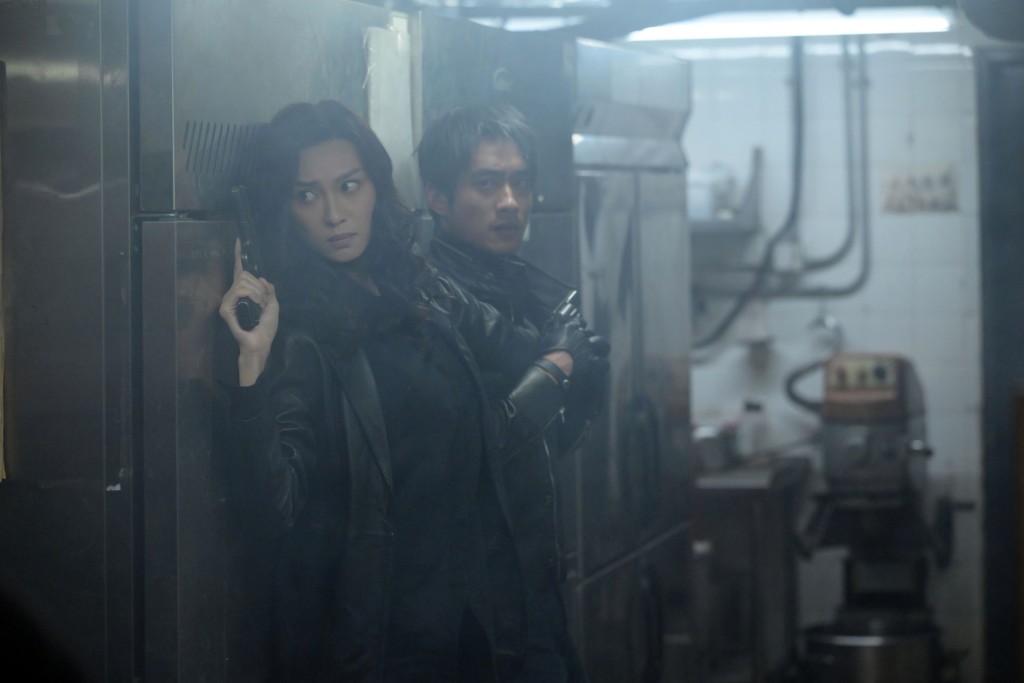 在槍林彈雨中殺出重圍。